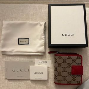 Authentic Beautiful condition Gucci wallet 4 1/2 by 4 1/2🤎